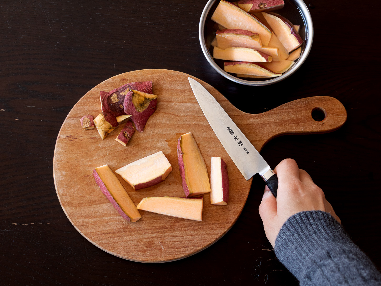 手でつまめるスティック状にカットしたさつまいも