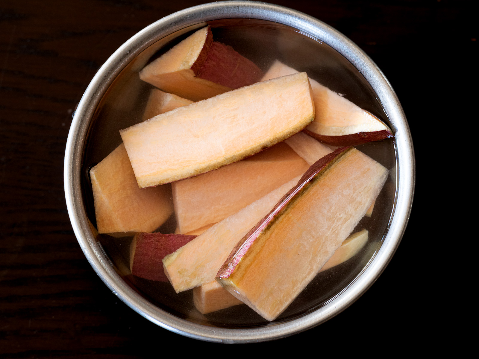 ボウルに水を張り、切ったさつまいもを浸して変色を防ぐ