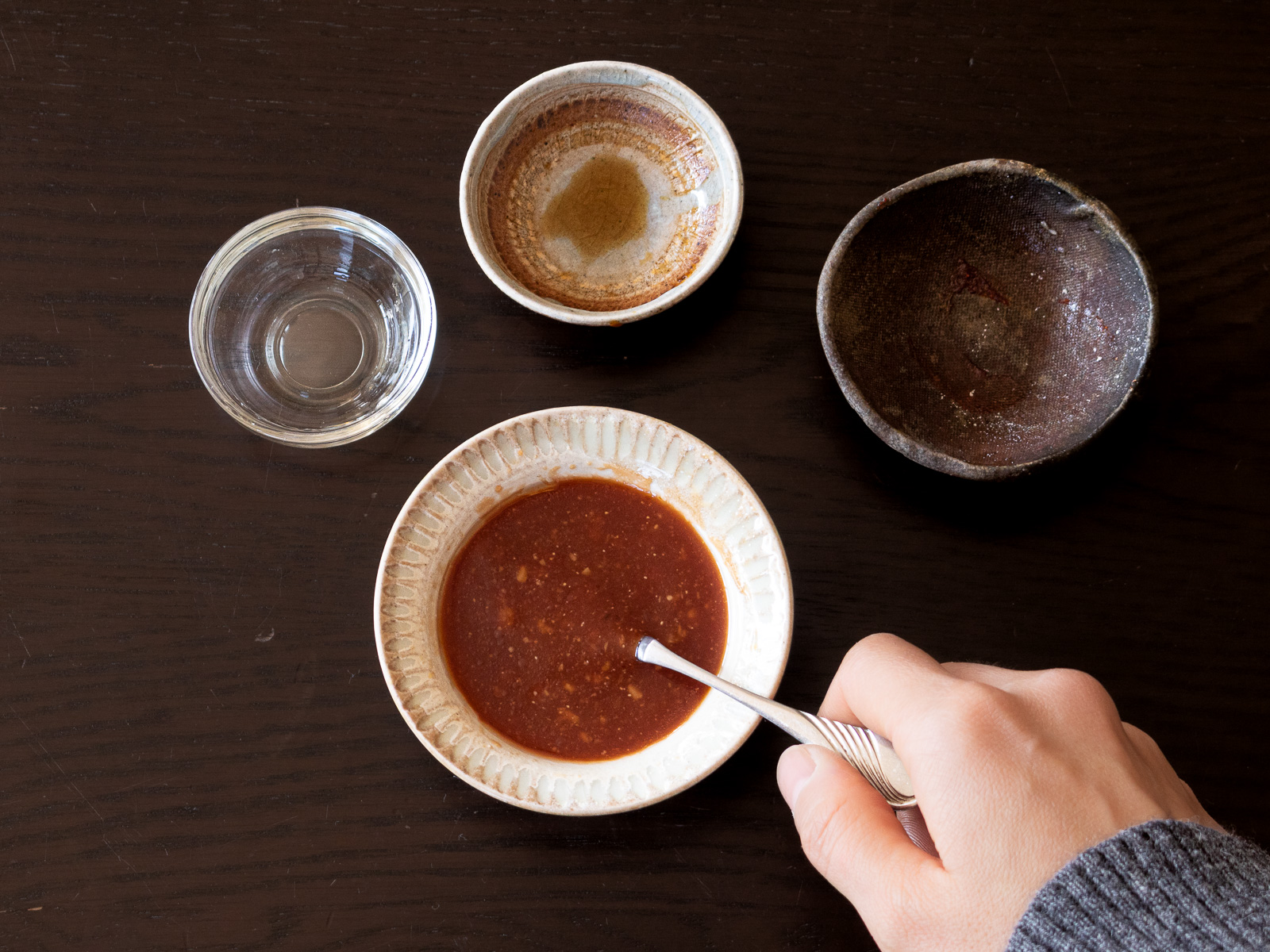 ヤンニョムソースの材料をボウルに入れてスプーンでよく混ぜた様子