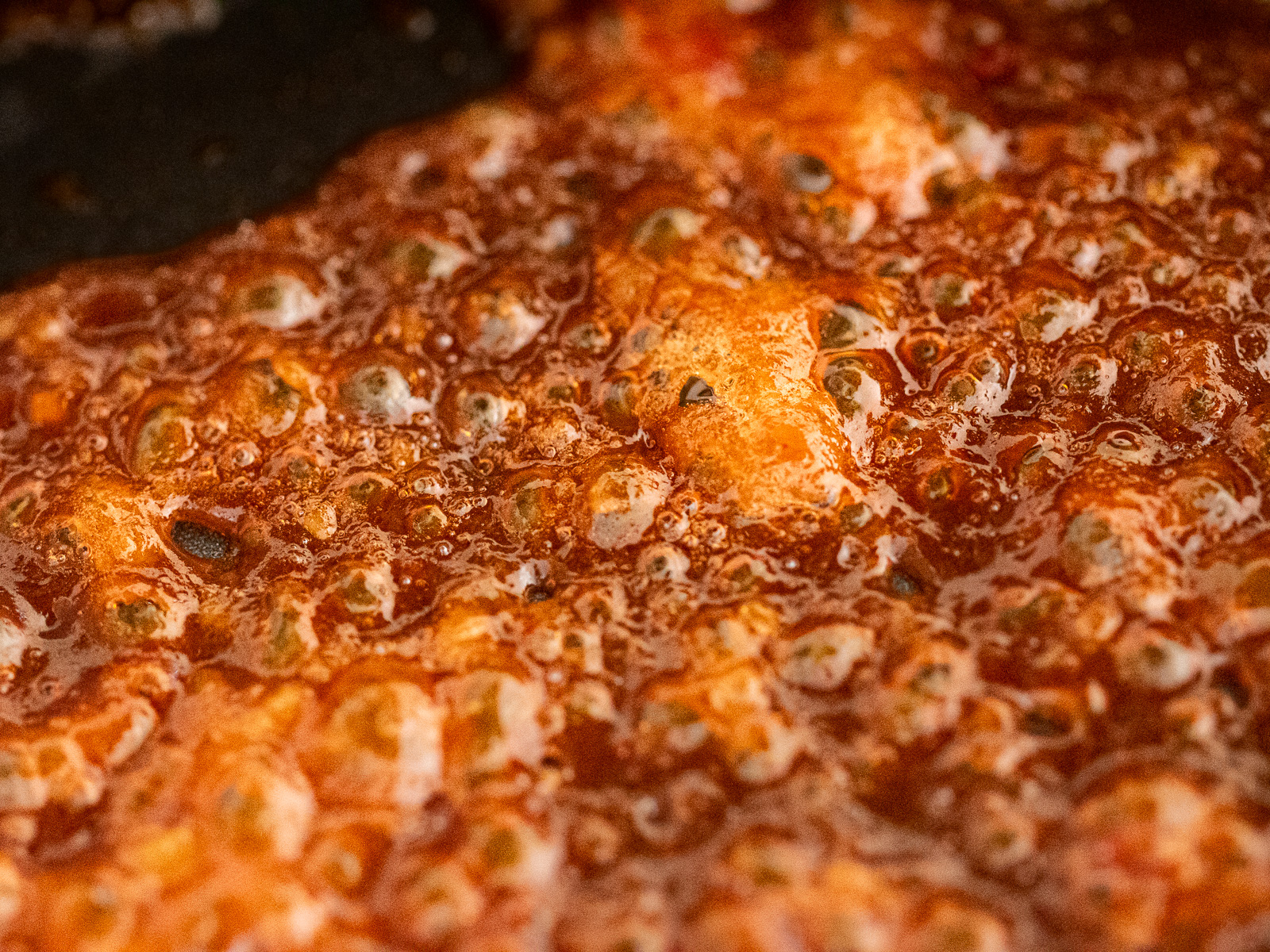 フライパンでヤンニョムソースを沸騰させた様子