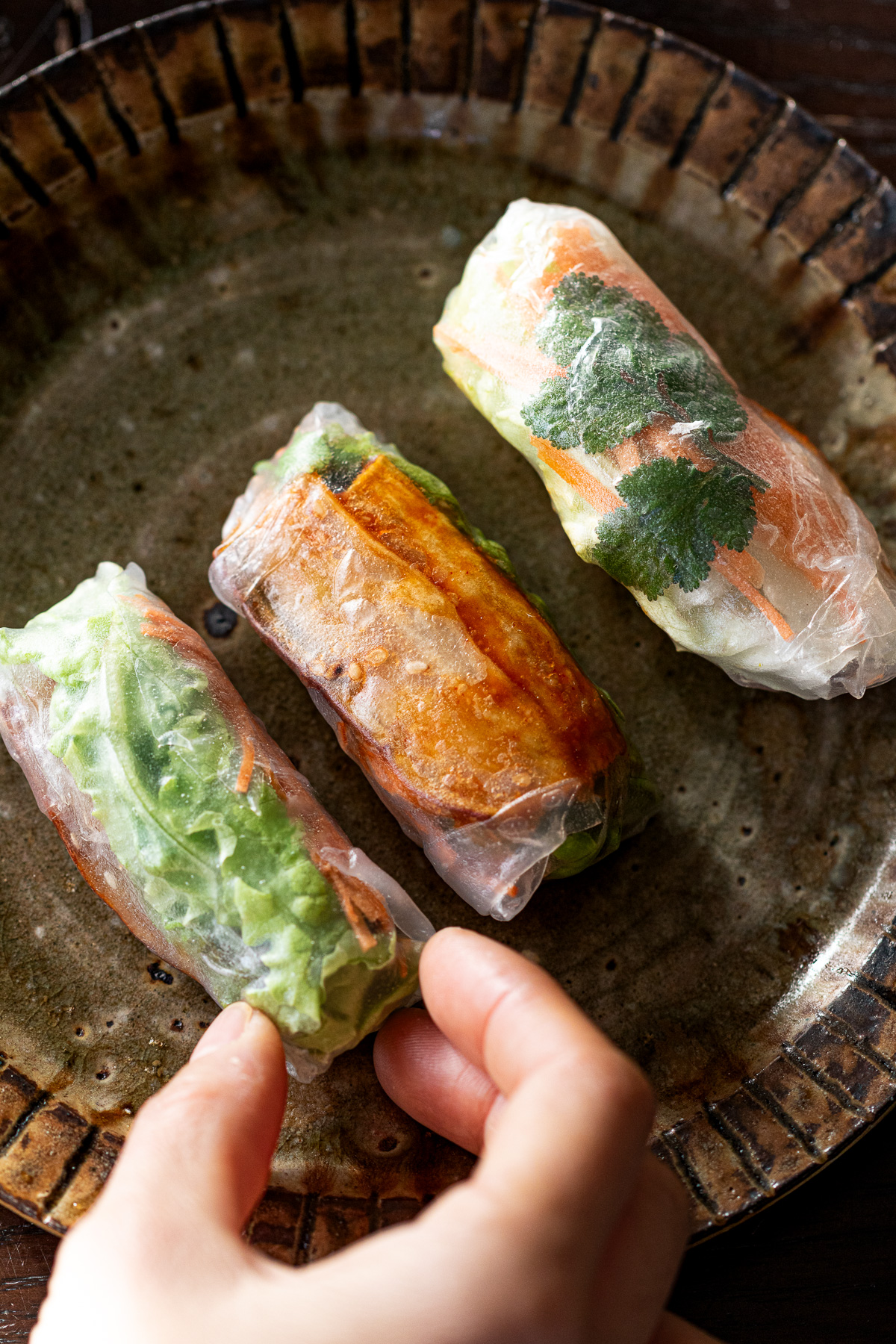 野菜だけのヴィーガン生春巻き。べにはるかのヤンニョムスティックとパクチー、レタス、にんじんをライスペーパーで巻いた簡単レシピ