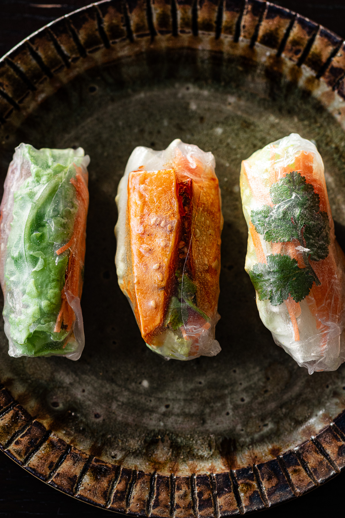 くっつかないように並べた、べにはるかのヤンニョム生春巻き。ライスペーパーで包んだヘルシーな野菜だけのヴィーガンレシピ