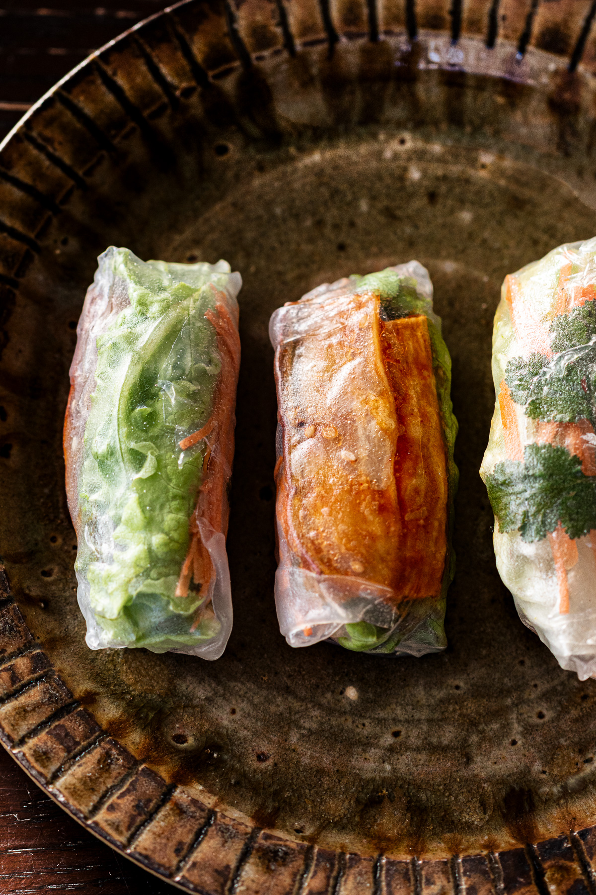 べにはるかのヤンニョム生春巻きの完成写真。ライスペーパーで包んだヘルシーな野菜だけのヴィーガンレシピ