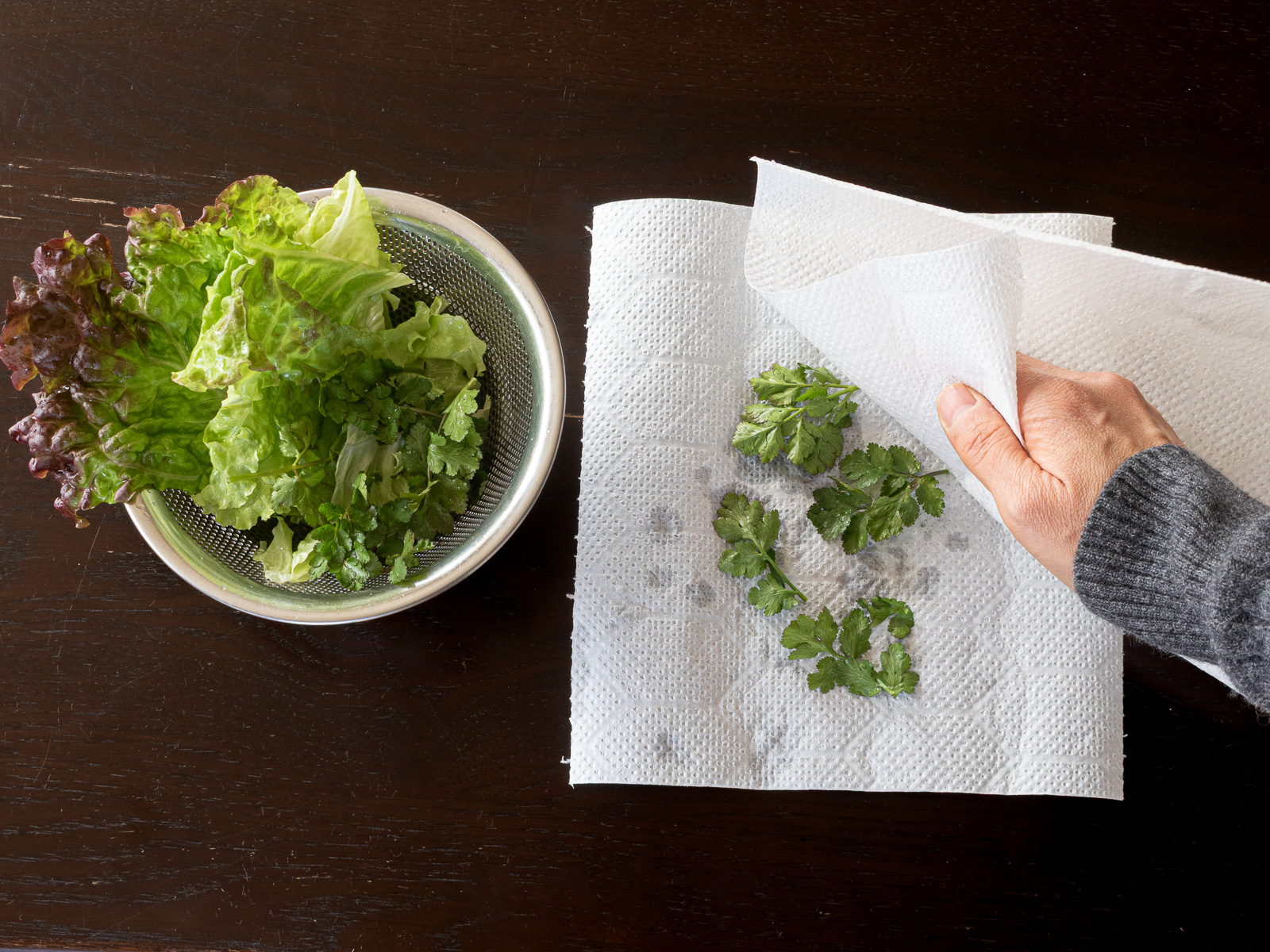生春巻きの下準備。レタスとパクチーを洗って水気を切る工程。野菜だけのヴィーガン生春巻きレシピの最初のステップ