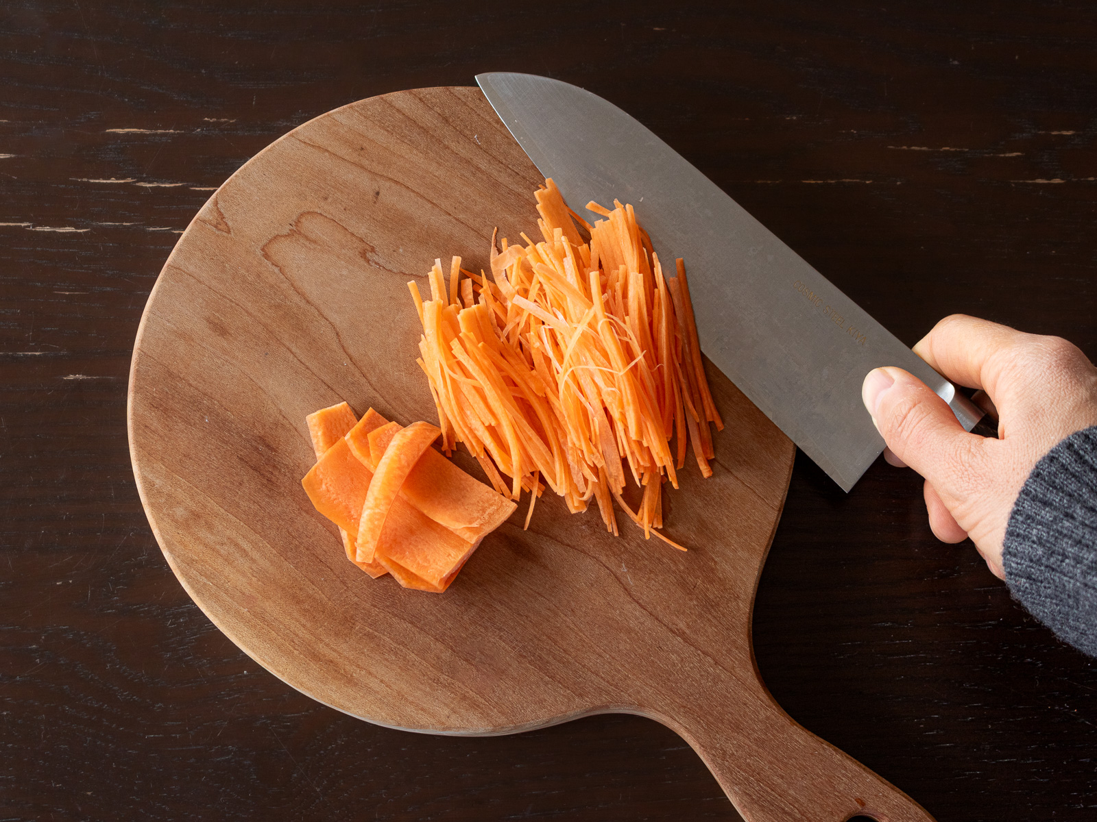 にんじんを千切りにする様子。生春巻きの具材を準備する工程