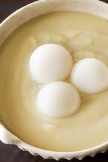 焼き芋を使った砂糖不使用のさつまいものお汁粉。白玉を添えた冬の和スイーツ