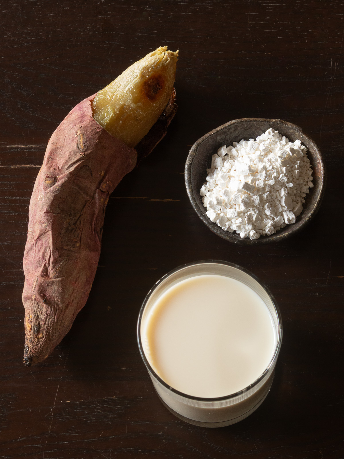 さつま芋のお汁粉の材料：焼き芋、白玉粉、無調整豆乳