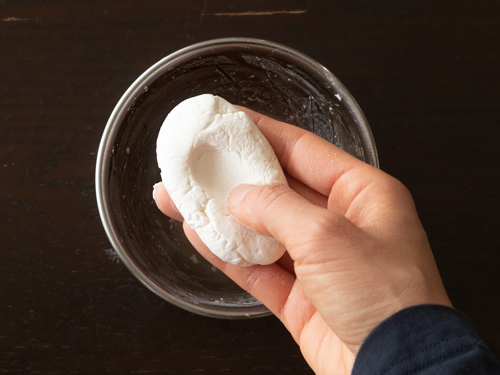 耳たぶの硬さになるまで水を加えて練った白玉粉