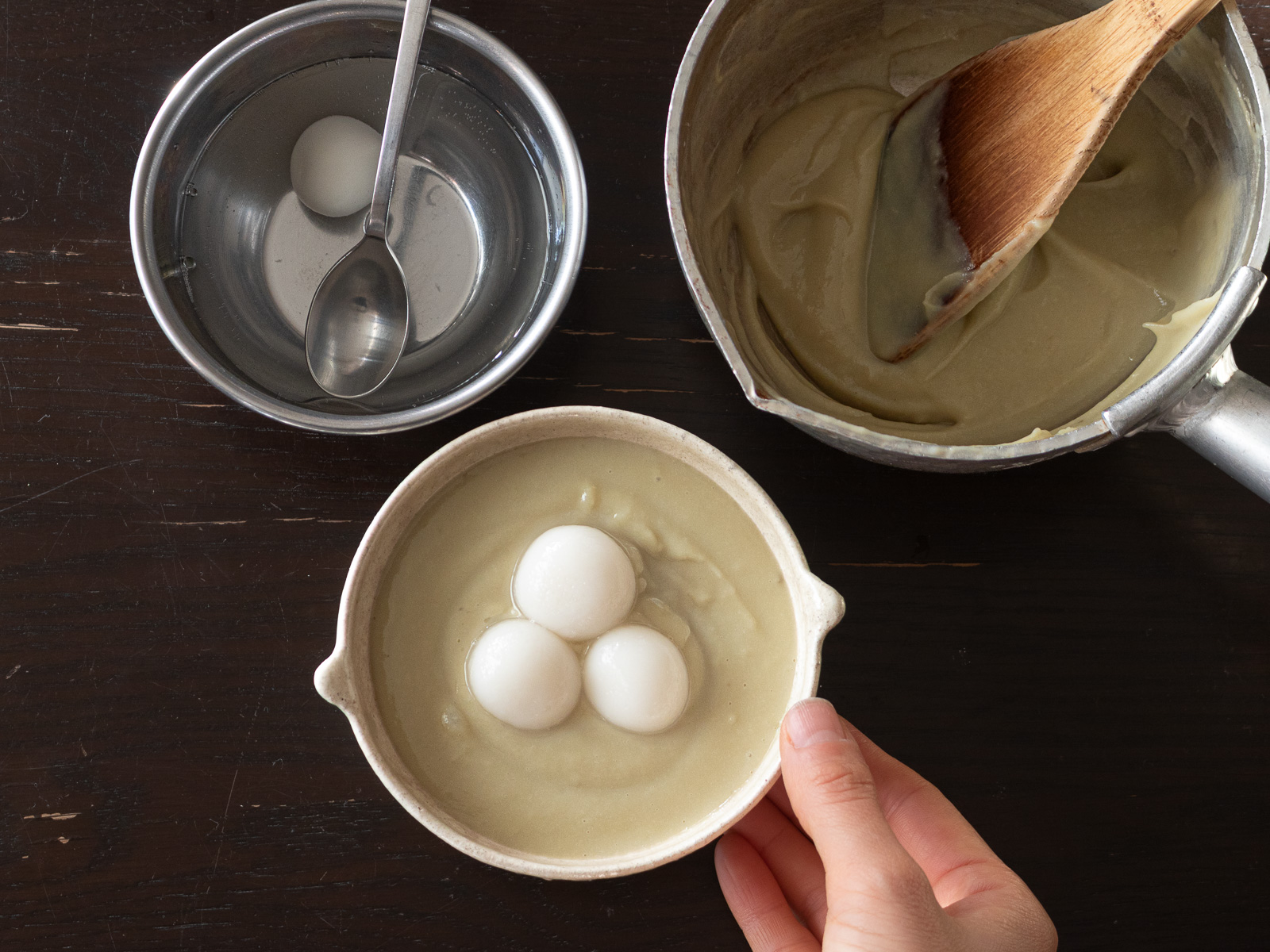 お皿に盛り付けたさつま芋のお汁粉。もちもちの白玉を添えて