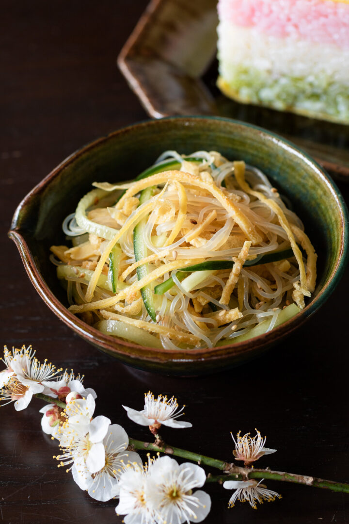 手作りの中華風ドレッシングで和えた春雨サラダ。ヴィーガン錦糸卵、きゅうり、油揚げを加え、ボリューミーに。