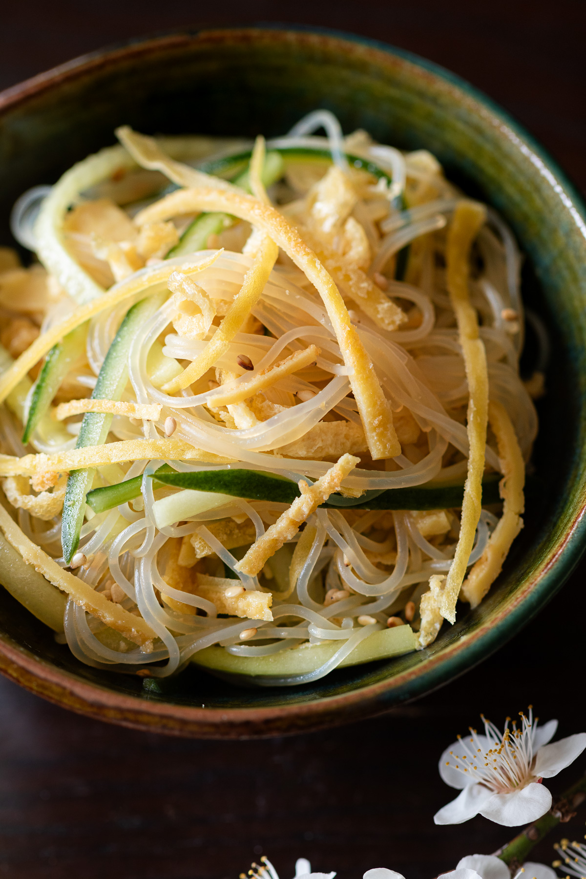 手作りの中華風ドレッシングで和えた春雨サラダ。醤油、胡麻油、米酢入りのさっぱり味。