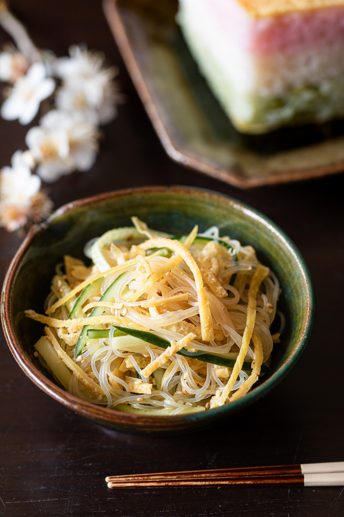 手作りの中華風ドレッシングで和えた春雨サラダ。ひな祭り用のヴィーガンひしもち風押し寿司と一緒に。