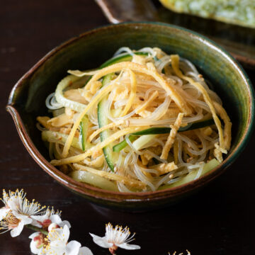 手作りの中華風ドレッシングで和えた春雨サラダ。ヴィーガン錦糸卵、きゅうり、油揚げを加え、ボリューミーに。