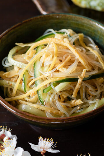 手作りの中華風ドレッシングで和えた春雨サラダ。ヴィーガン錦糸卵、きゅうり、油揚げを加え、ボリューミーに。