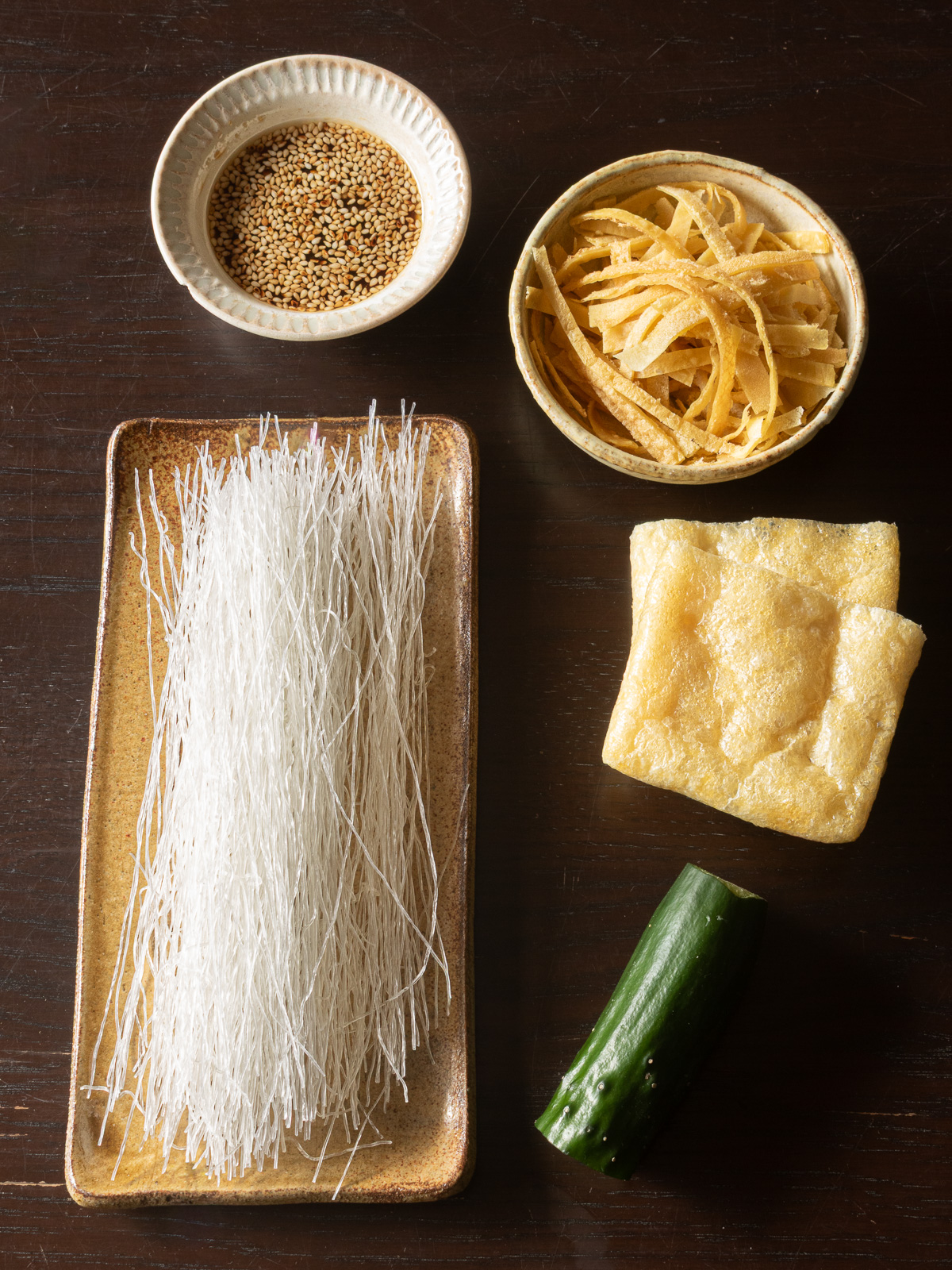 ヴィーガン中華風春雨サラダの材料:中華風ドレッシング、ヴィーガン錦糸卵、油揚げ、きゅうり、緑豆春雨