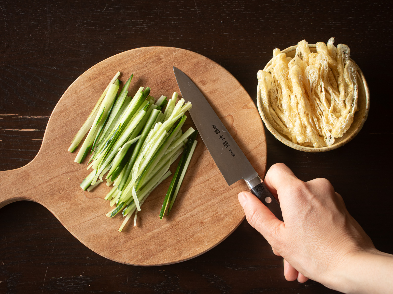 春雨サラダ用のきゅうり・油揚げの下ごしらえ