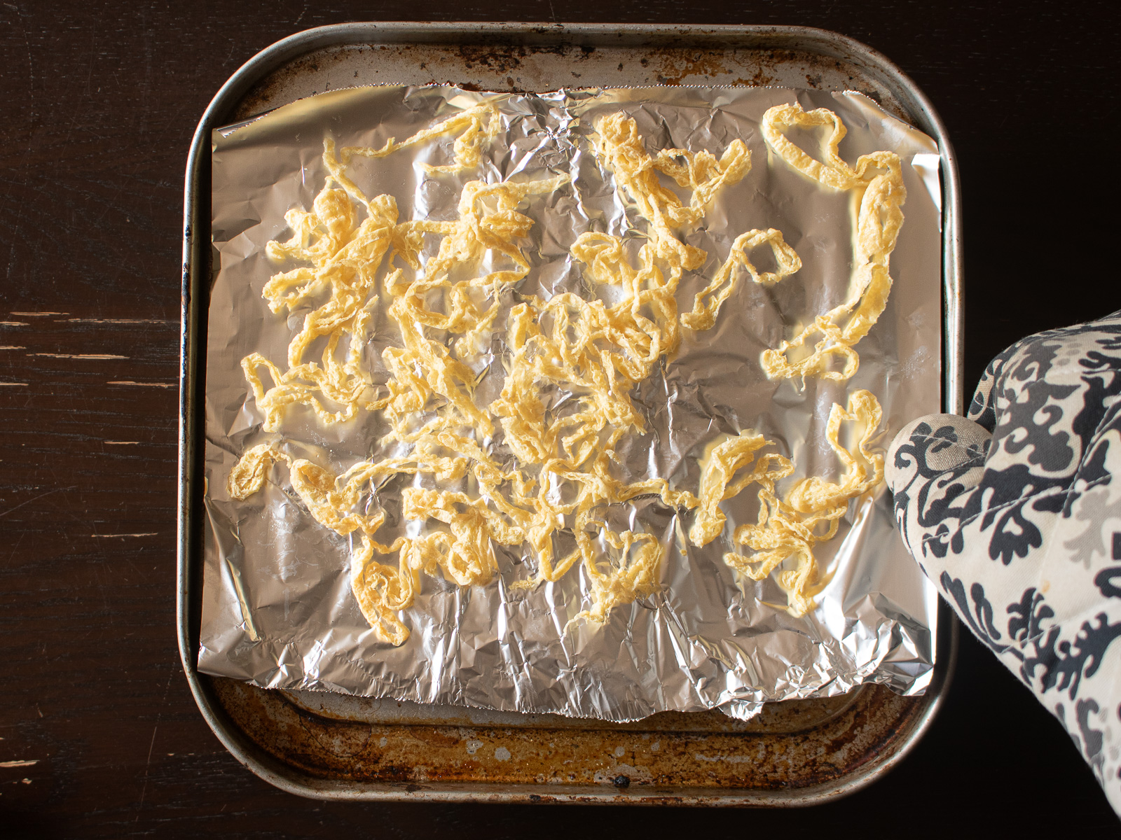 トースターで油揚げをカリッと焼いている様子