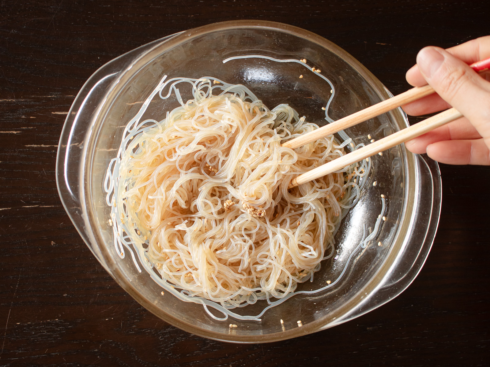 茹でた春雨と中華風ドレッシングをボウルで混ぜている様子