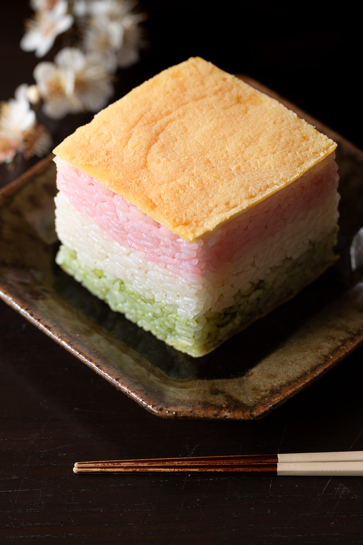 ひな祭りのヴィーガン押し寿司、菱餅風の三色押し寿司