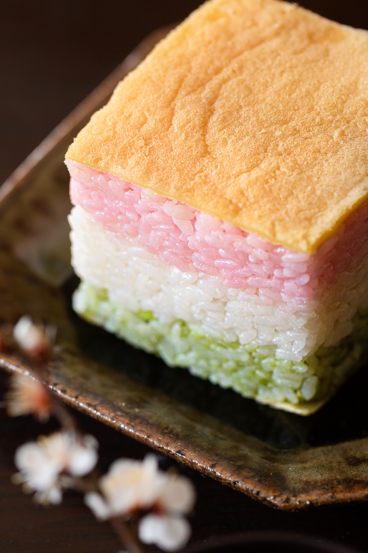 植物性食材で染めた、三色ごはんを菱餅の形に重ねた、ヴィーガン押し寿司