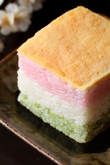 ひな祭りのヴィーガン押し寿司、菱餅風の三色押し寿司