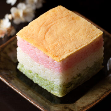 植物性食材で染めた、三色ごはんを菱餅の形に重ねた、ヴィーガン押し寿司