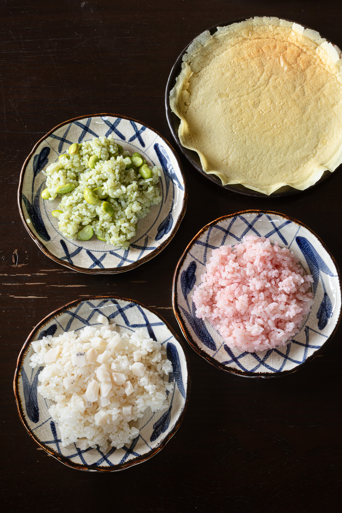 ヴィーガン押し寿司(菱餅風)の材料、ヴィーガン薄焼き卵、枝豆ごはん、桃色ごはん、レンコンごはん