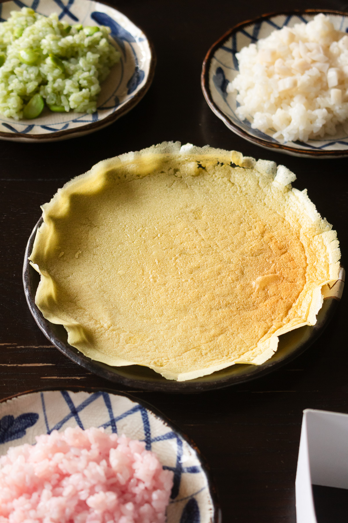 ヴィーガン薄焼き卵と三色に染めたヴィーガン押し寿司用ごはん