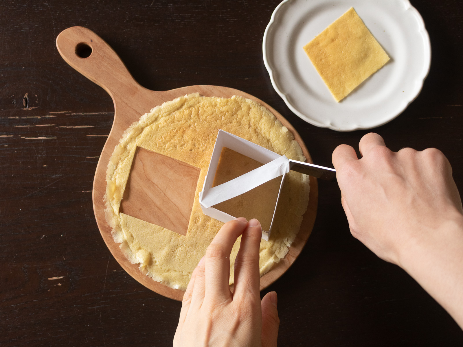 ヴィーガン薄焼き卵を菱形の型にそって包丁でくり抜いているところ