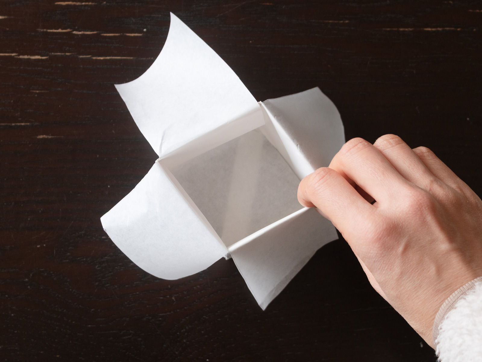 菱形の型に敷いたクッキングシートの中敷。しっかりと角を折って、ごはんを詰めやすく