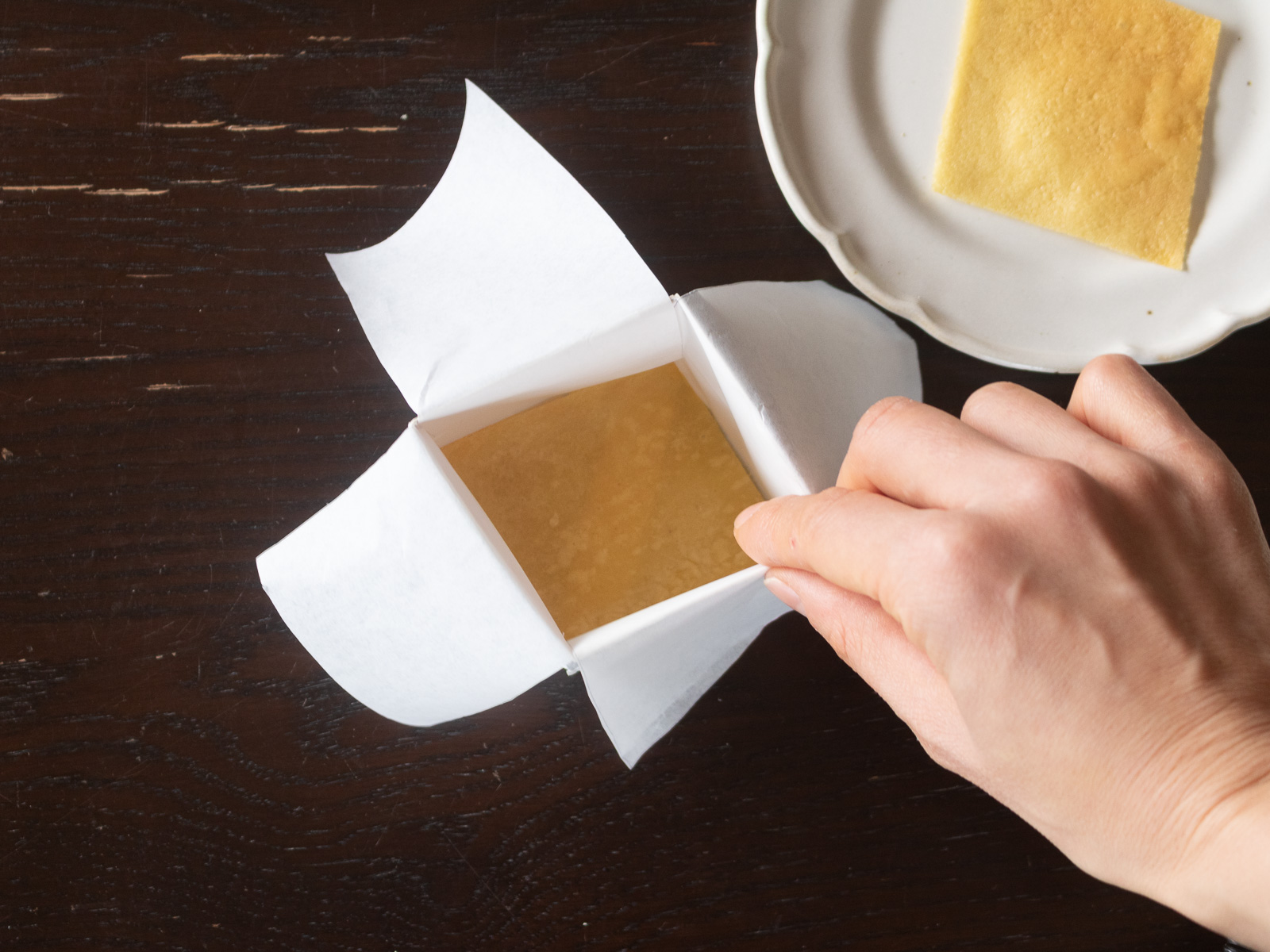 底に敷いた菱形に切ったヴィーガン薄焼き卵