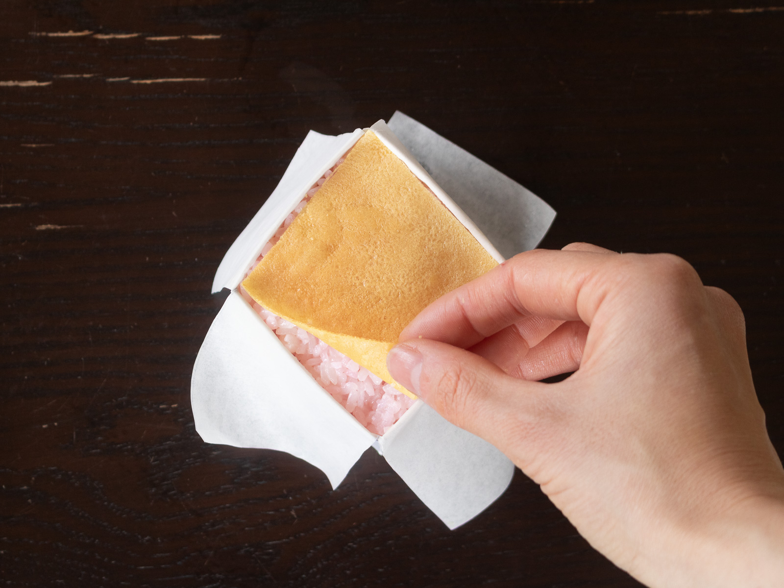 最後に一枚残っていたヴィーガン薄焼き卵を重ねている様子