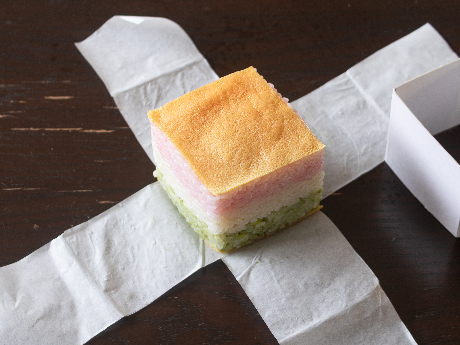 型から取り出したヴィーガン押し寿司(菱餅風)