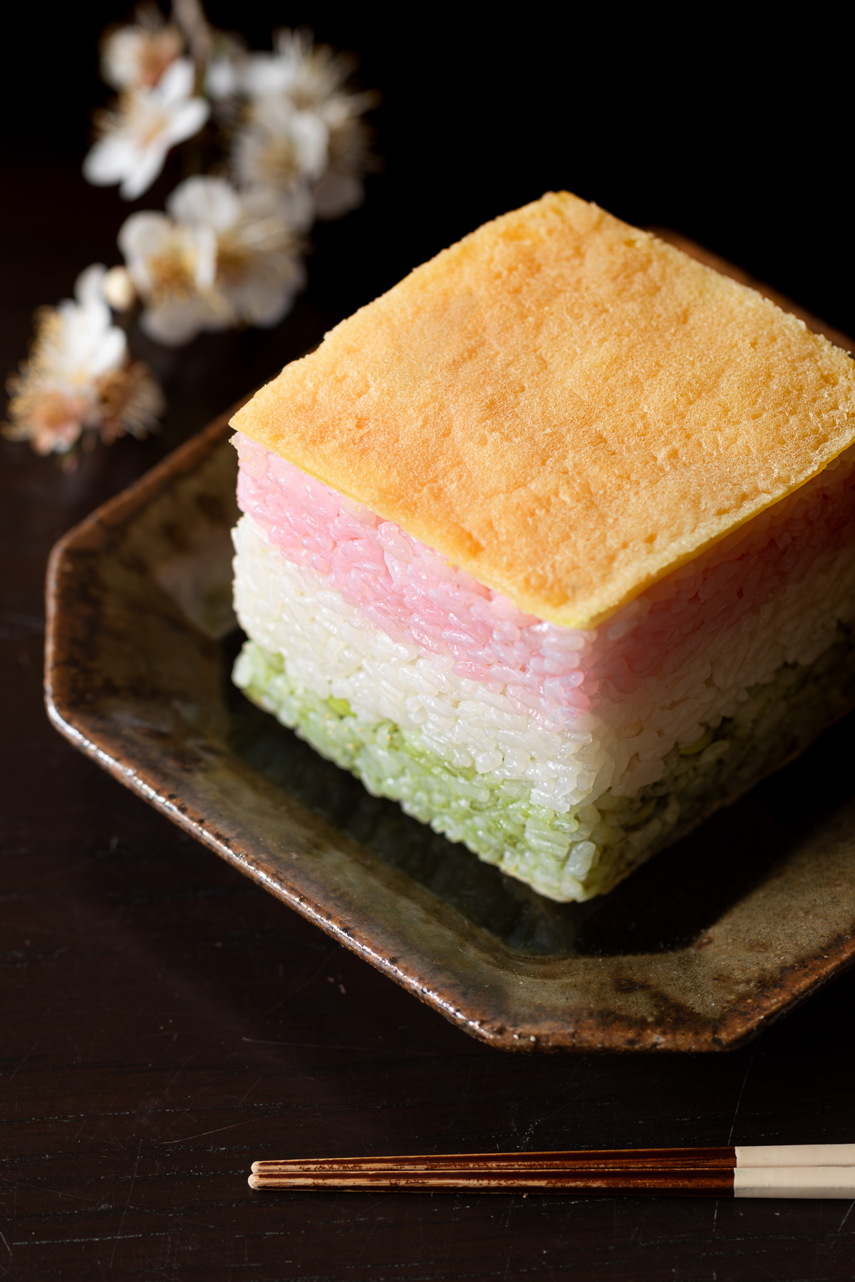 ひな祭りのヴィーガン押し寿司、菱餅風の三色押し寿司