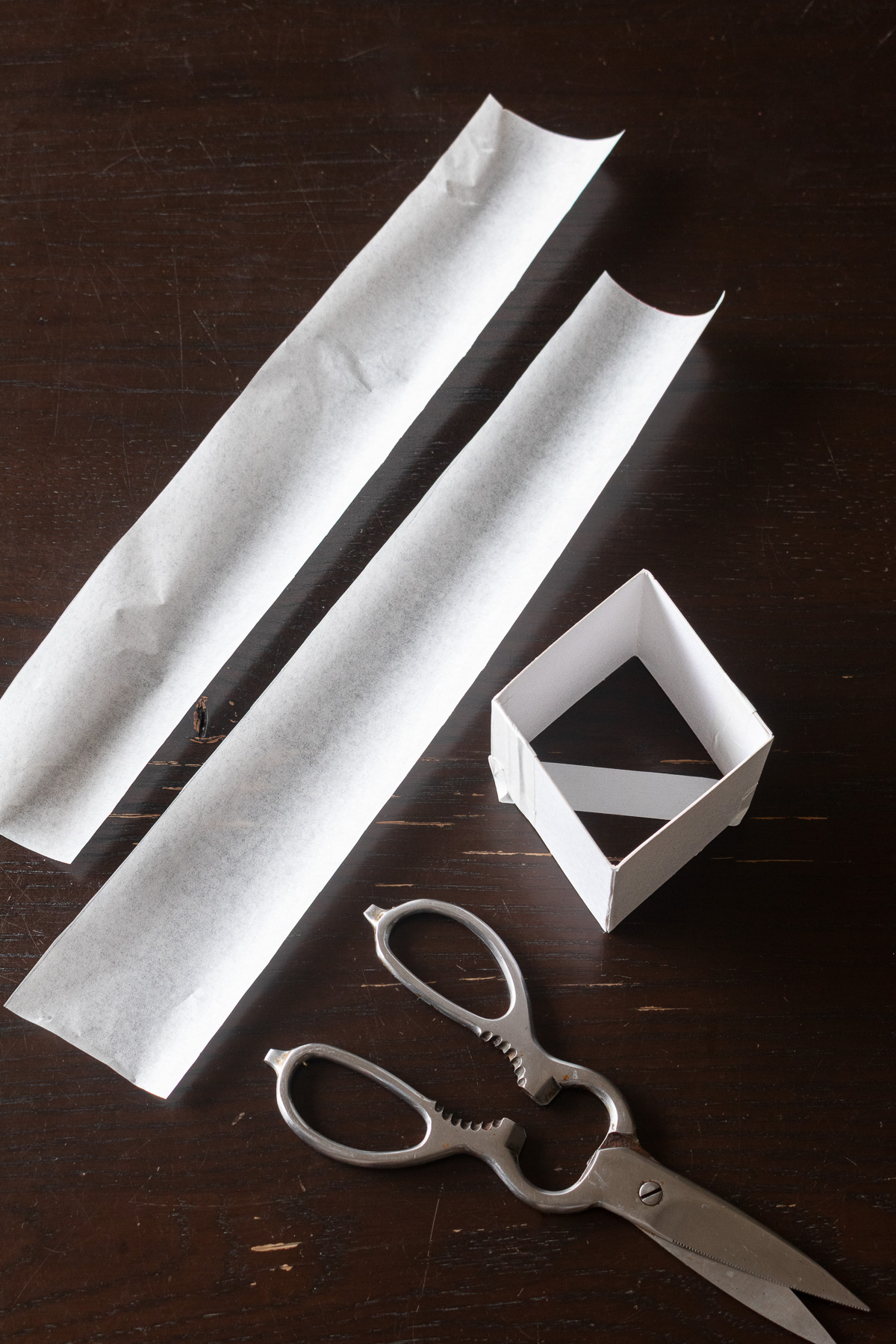 帯に切ったクッキングシートと、菱餅型、ハサミ。ヴィーガン押し寿司の道具