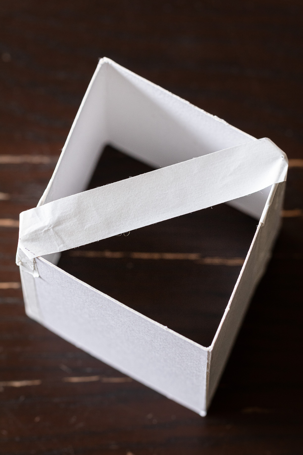 手作りの菱餅型。底をマスキングテープでとめて