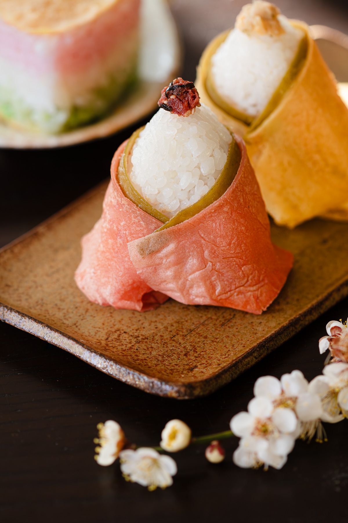 余ったヴィーガン薄焼き卵で作った、ヴィーガンおひなさまおにぎり