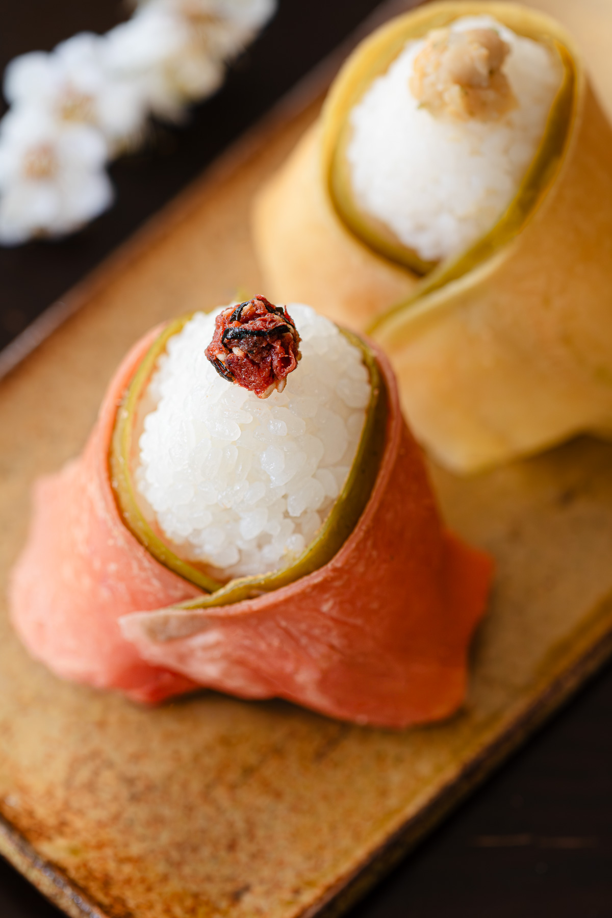 頭頂に具材をのせたお雛様おにぎり。お殿様とお姫様で薄焼き卵の色と具材を変えて