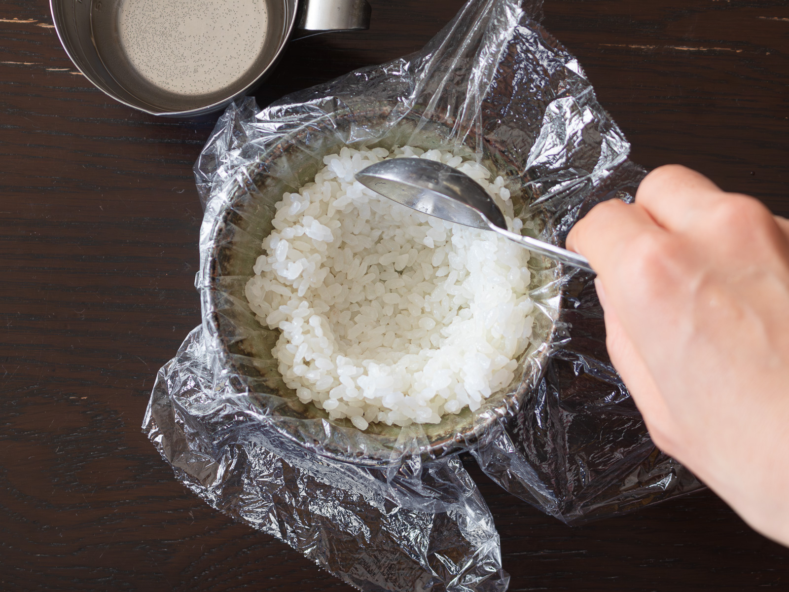 ラップを敷いたごはんにくぼみを作る