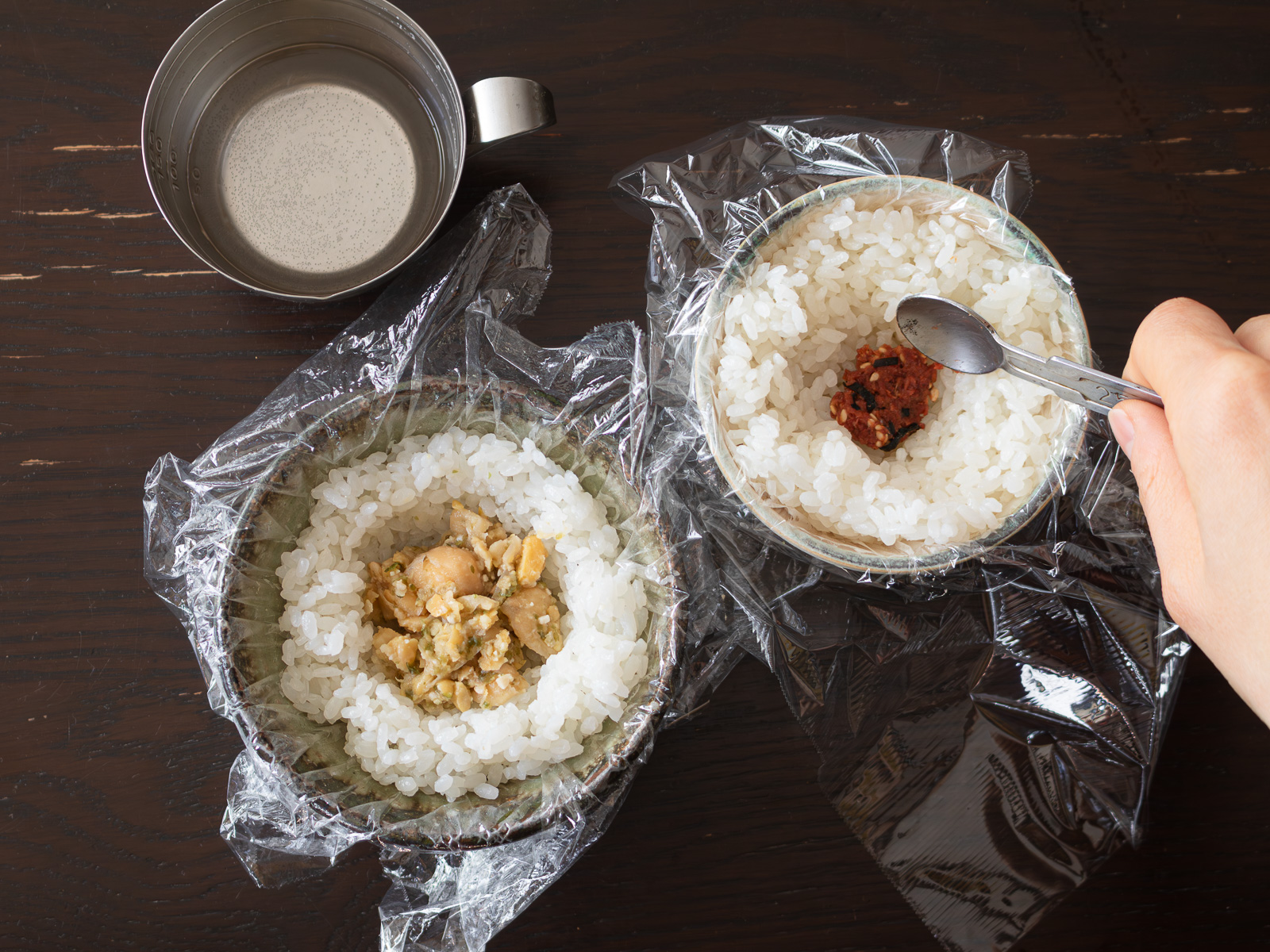 おにぎりの具材を中央に入れる工程