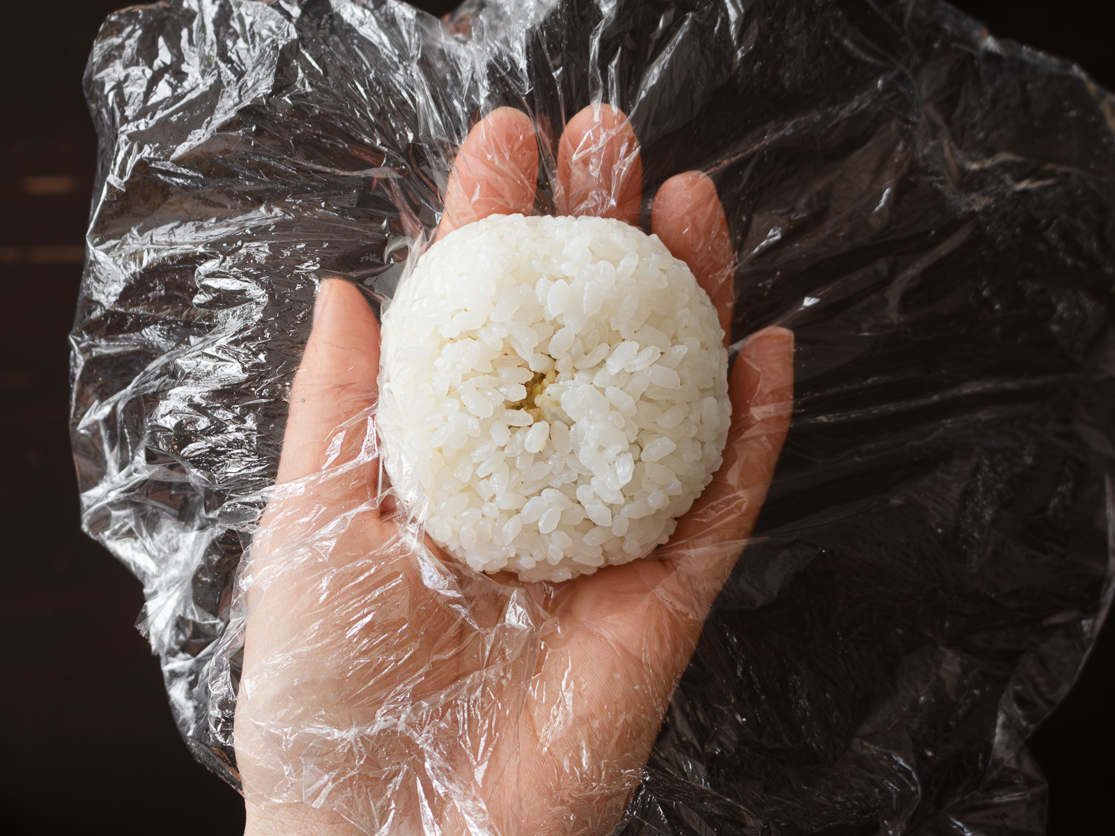 表面に塩をふる三角おにぎり