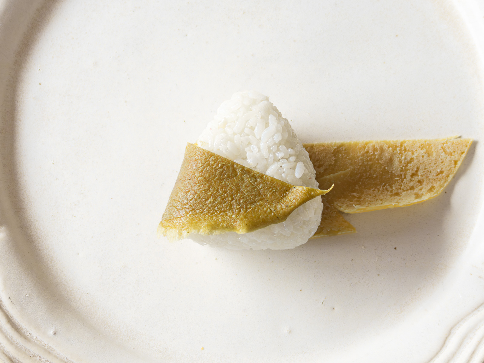 片側を折りたたみ、着物に見立てたお雛様おにぎり