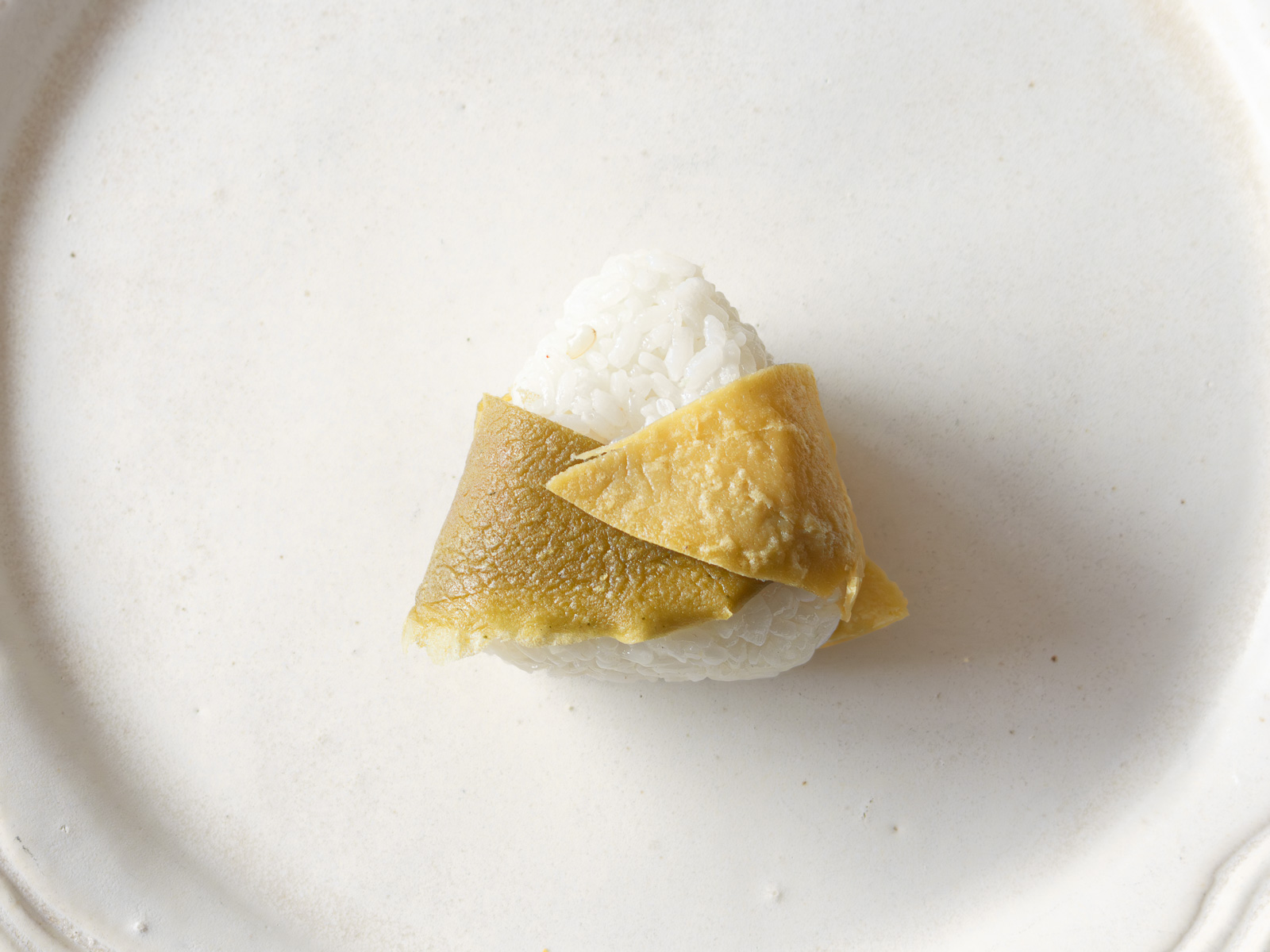 シンプルに包んだお雛様おにぎり