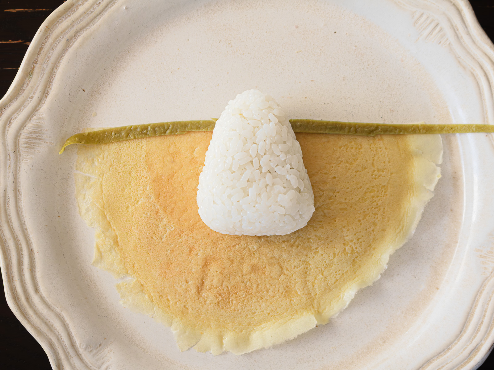 薄焼き卵の上におにぎりを置く工程