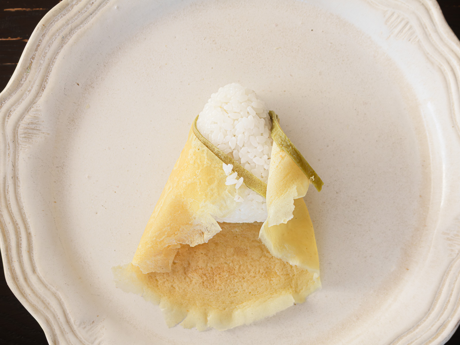 片側を折りたたみごはん粒で留める