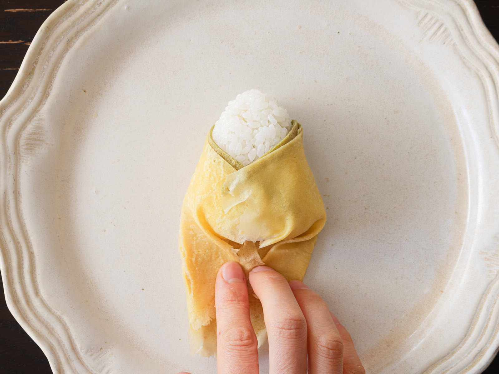 裾を中央にたたむ