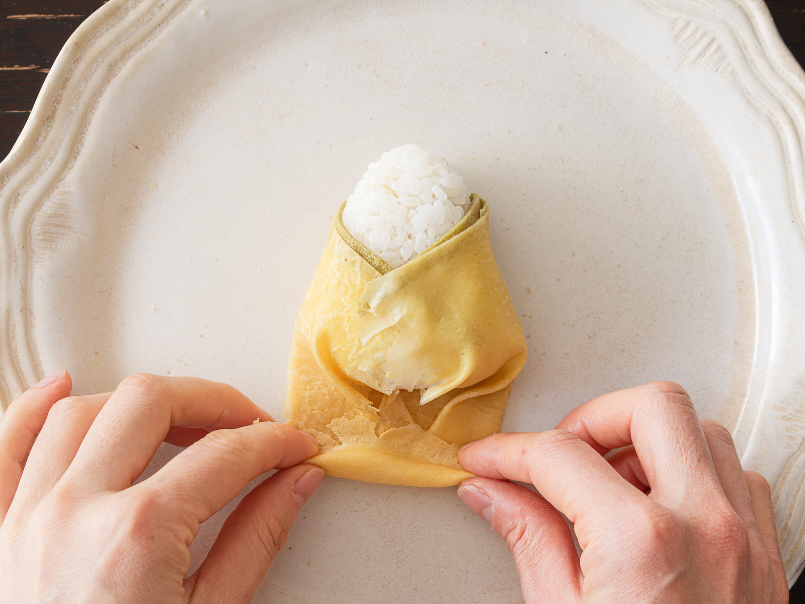 裾を折り上げて包む工程