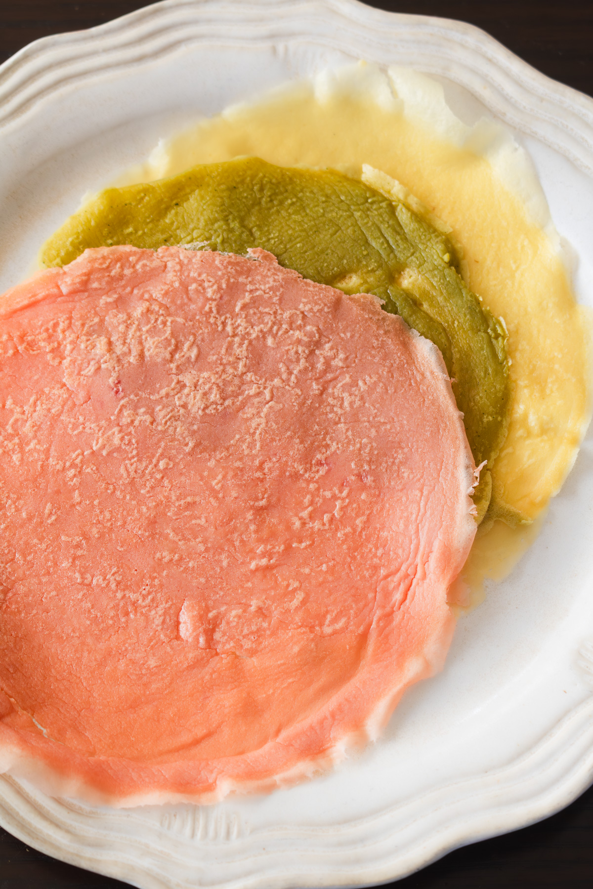 ピンク、緑、黄色の三色に焼き上げた、ヴィーガン薄焼き卵。