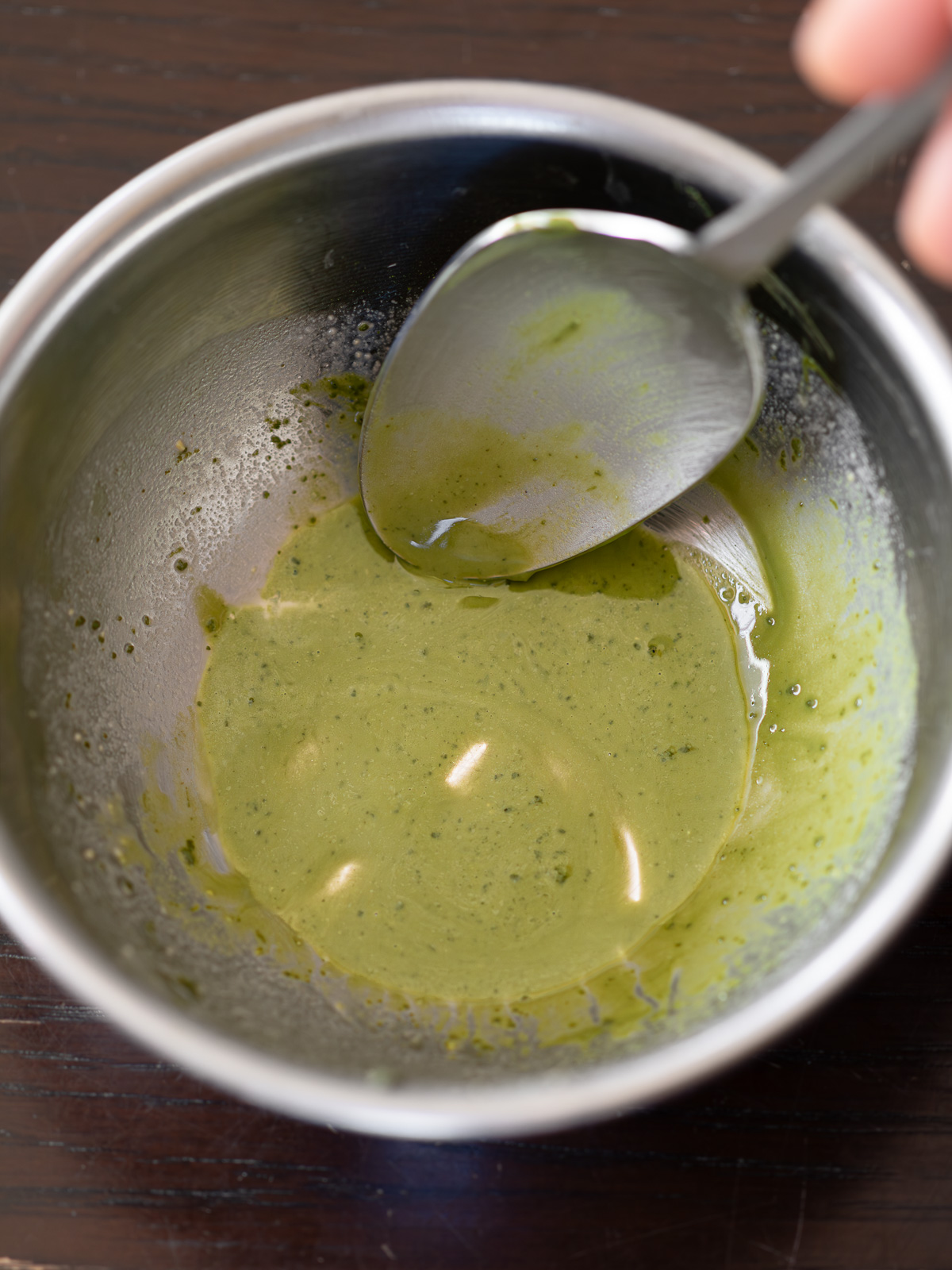 抹茶で緑色にした薄焼き卵の生地