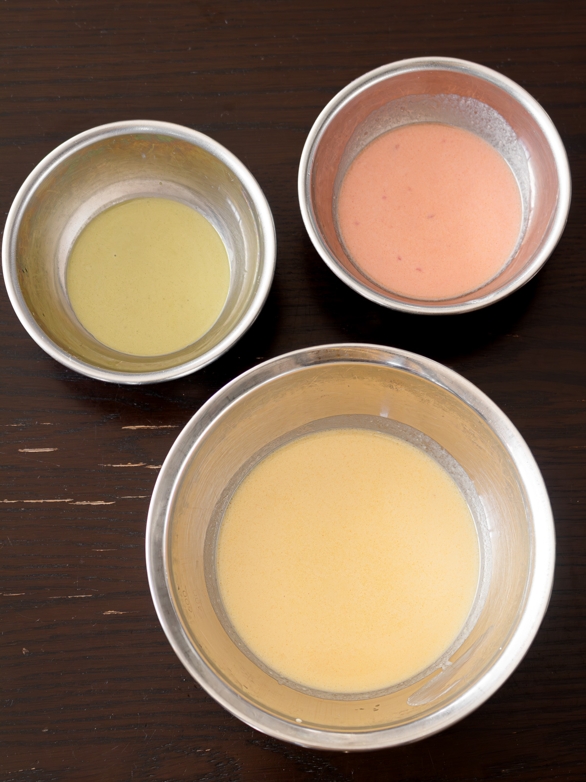 3色のヴィーガン薄焼き卵の生地をボウルに分けた様子